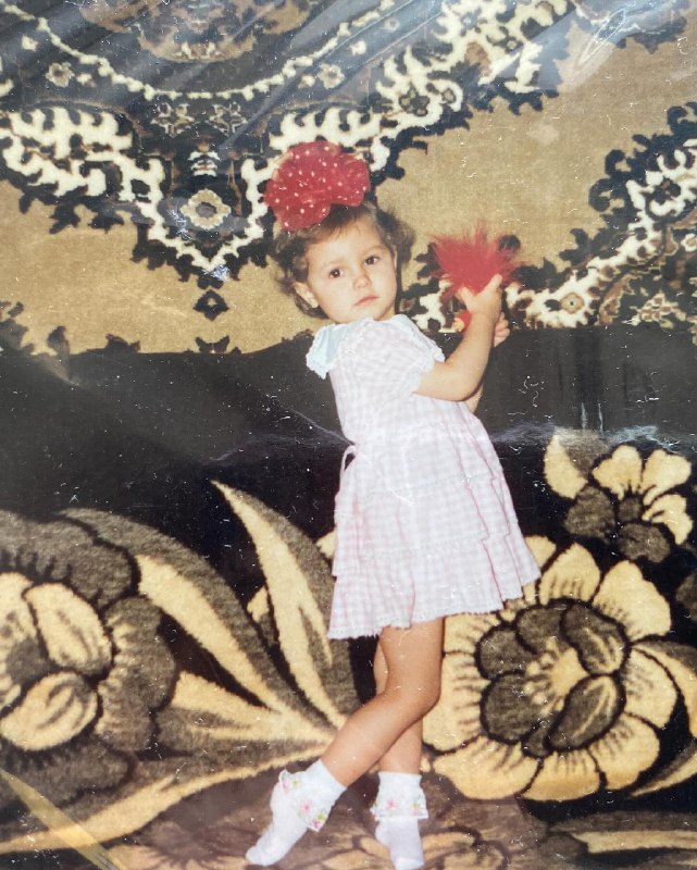 Как украинские звезды выглядели в детстве: редкие фото, которые вас удивят